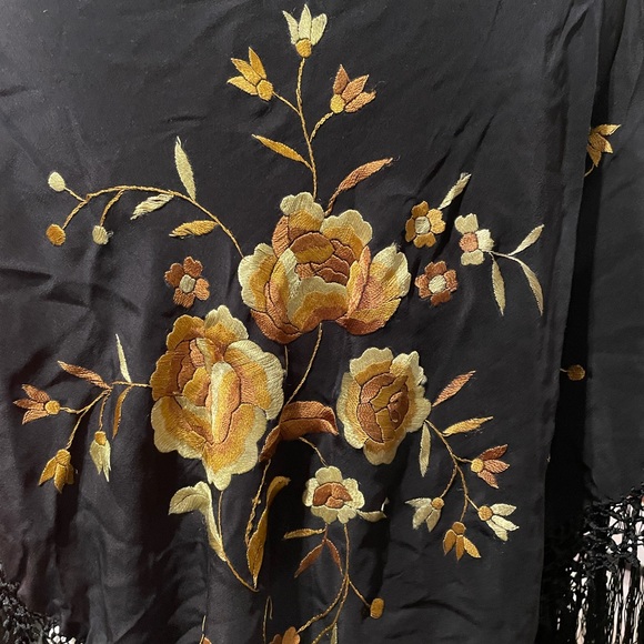 Black silk embroidered wrap - Picture 3 of 4